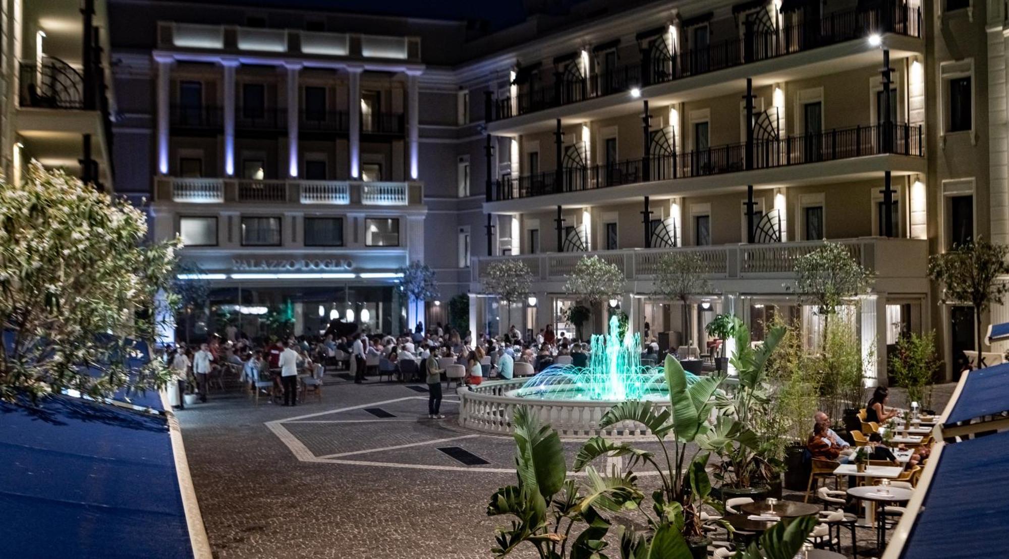 Готель Palazzo Doglio Кальярі Екстер'єр фото The hotel's central courtyard